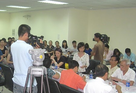 Bà Phan Minh Thúy (đứng phát biểu) cho biết cư dân 93 Lò Đúc không thể có hệ thống gas trung tâm.